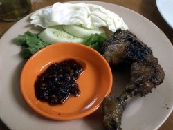 Aduh, Nikmatnya Ayam Bakar dan Es Teler Sari Mulia Asli!