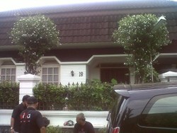 KPK Bawa 4 Kardus Cokelat dari Rumah Emir Moeis