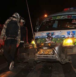 Usai Tabrak Trotoar, Angkot Ini Hantam Mobil Bermuatan Kelapa Sawit