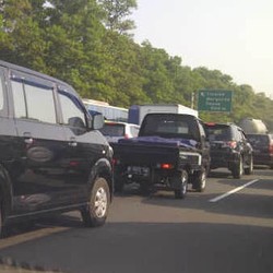 Ada Truk Mogok di UKI, Tol Jagorawi Arah Jakarta Macet Parah 