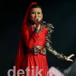 Berbusana Muslim, Ayu Ting Ting Tetap Trendi