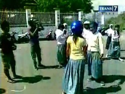 Duel Dua Siswi di Atas Aspal