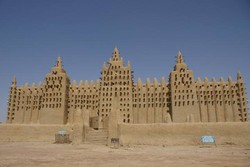 Aneh Tapi Nyata, Masjid Ini Terbuat dari Lumpur