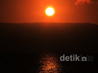 Mengintip Sunrise di Selat Bali