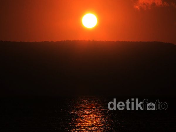 Mengintip Sunrise di Selat Bali