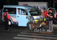 Angkot Tabrak Trotoar di Perempatan Condet