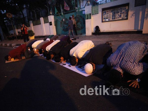 Salat Maghrib untuk Solidaritas Muslim Rohingya