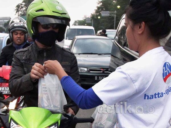 Eitss...Fans Hatta Rajasa Bagi-bagi Takjil