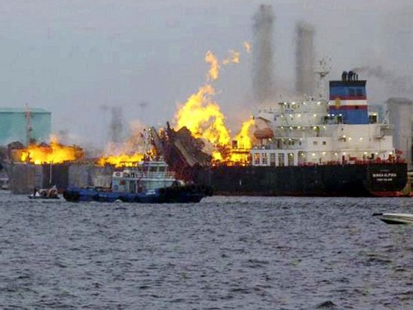 Kapal Tanker Terbakar di Malaysia