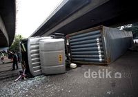 Truk Kontainer Terguling di Tomang