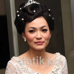 Diperhatikan Hengky Kurniawan, Christy Jusung Hanya Tersenyum