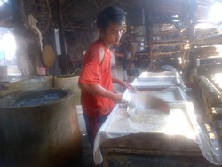 Perajin Tahu Terpaksa Rogoh Tabungan untuk Produksi