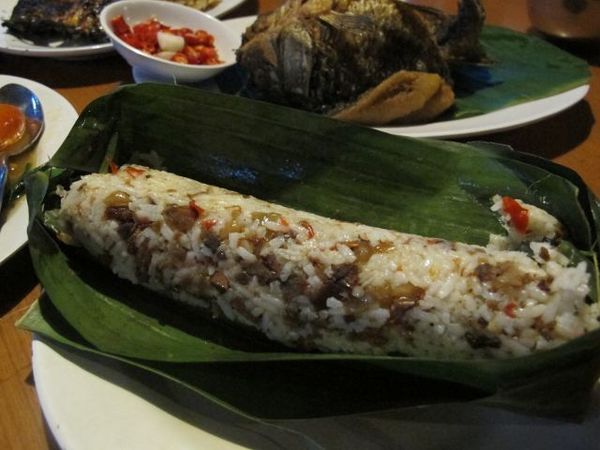Menyantap Nasi Tutug Oncom Ditemani Gemericik Air Terjun