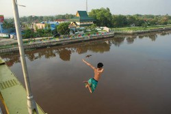 Ngabuburit Ekstrim di Jembatan Siak Pekanbaru