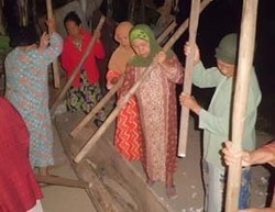 Cara Unik Bangunkan Sahur Ala Ibu-ibu di Pasuruan