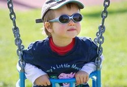 Bocah Ini Harus Pakai Kacamata Hitam Agar Bisa Melihat