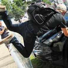 Ambil Jalan Pintas, Kimi Panjat Pagar lalu Terjungkal