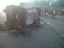 Demo Makin Panas, Mobil Polisi di Tol Jatibening Sempat Hendak Dibakar