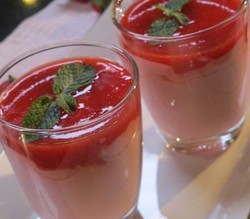 Puding Kelapa Muda Saus Strawberry