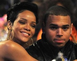 Rihanna & Chris Brown Kembali Mesra, Ciuman di Yacht