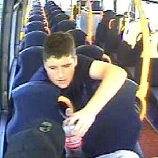 Astaga! Pria Ini Kedapatan Makan Kursi Penumpang di Dalam Bus