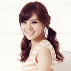 Lizzy After School Puji Keindahan Tubuhnya Sendiri