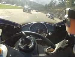 Pengendara Yamaha Ngebut Hampir 300 Km/Jam di Jalan Tol