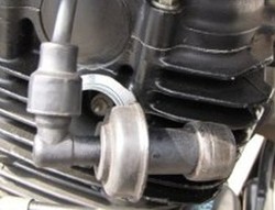 Lepas Tutup Busi Tambah Tenaga Motor? Bohong!