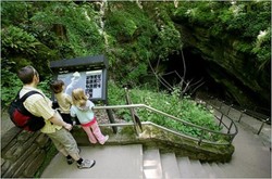 Jelajah Perut Bumi dalam Gua Terpanjang di Dunia