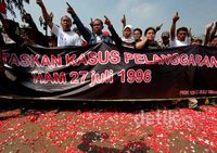 16 Tahun Kudatuli, Massa Demo di Istana