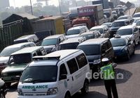 Ada Aksi Bakar Mobil, Tol Jatibening Macet Total