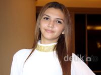 Alexa Key Tampil dengan Rambut Lurus 
