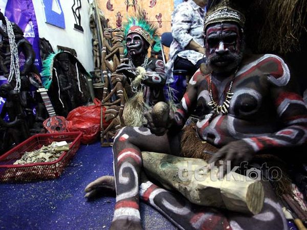 Kerajinan Suku Asmat Ramaikan Pasar Anak Negeri