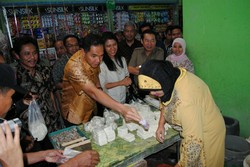 Gita Wirjawan Borong Tahu-Tempe di Demak