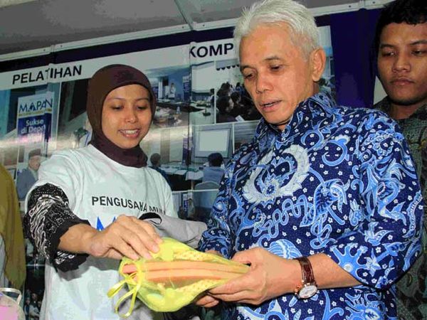 Hatta Tinjau Stand Mapan