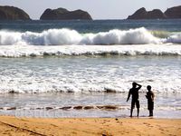 Mengunjungi Pantai Pulau Merah