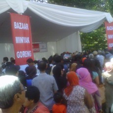 Ribuan Warga Antre Beli Minyak Goreng Murah di ITB