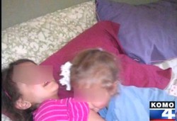 Heboh Foto Pura-pura Menyusui Adik Jadi Peringatan Buat Orangtua