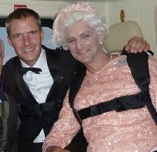 Ini Pemeran Pengganti Ratu Elizabeth II Terjun Payung ke Olimpiade