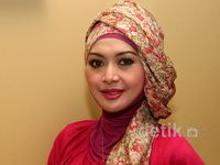 Jilbab Bunga-bunga Eddies Adelia