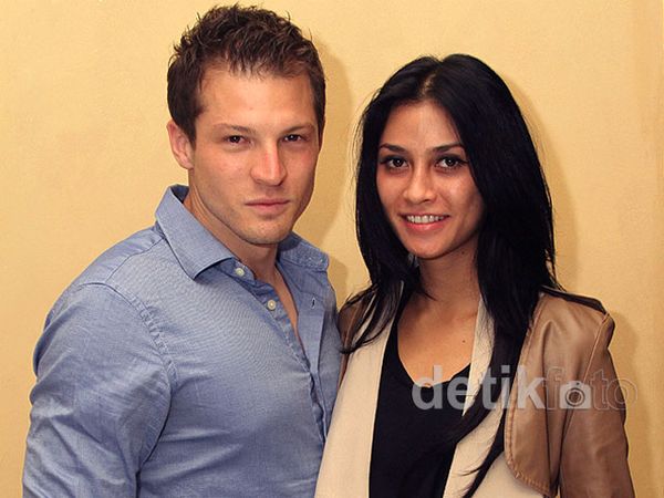 Uli Auliani Mesra Bareng Pacar