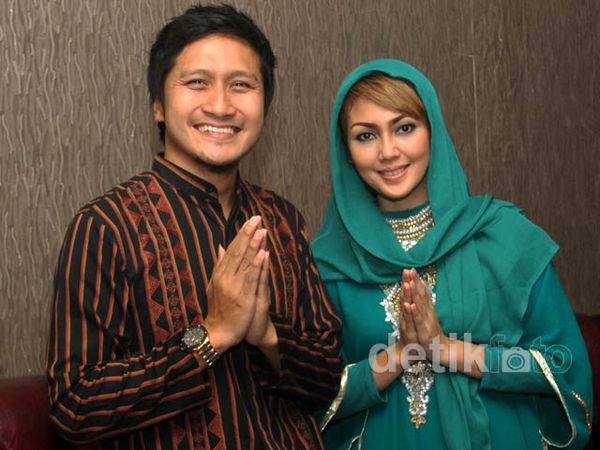 Fenita & Ari Untung Kompak Berbusana Muslim