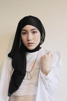 Hana Tajima Simpson: Mualaf yang Jadi Trend-Setter Busana Muslimah