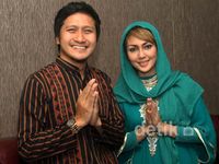 Fenita & Ari Untung Kompak Berbusana Muslim