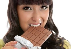 Menstruasi Bikin Perempuan Makin Doyan Makan Cokelat?