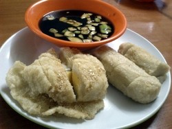 Ngemil Enak Pempek Samping Bioskop!