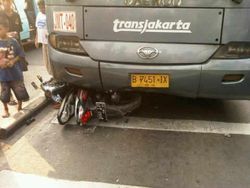 Pemotor Tertabrak TransJ di Jatinegara karena Masuk Busway & Menyalip Pemotor Tertabrak TransJ di Jatinegara karena Masuk Busway & Menyalip
