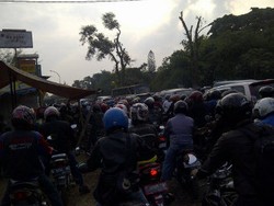 Pemotor Tak Disiplin, Simpangan Depok Macet Parah