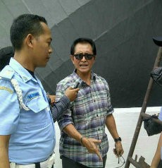 Pong Hardjatmo Manjat Gedung DPR Lagi