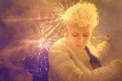 Pengusung Electropop Asal Swedia, Robyn, Akan Tampil di Singapura